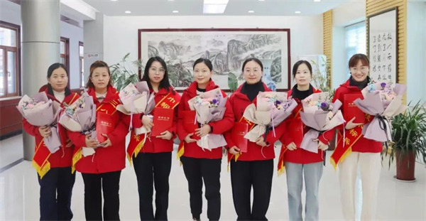 巾幗展風(fēng)采---百龍創(chuàng)園召開(kāi)三八婦女節(jié)表彰大會(huì)！